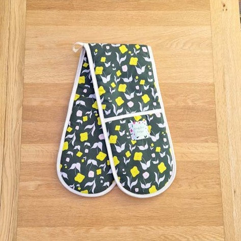 Double oven gloves with First Flowers pattern in Forest Green