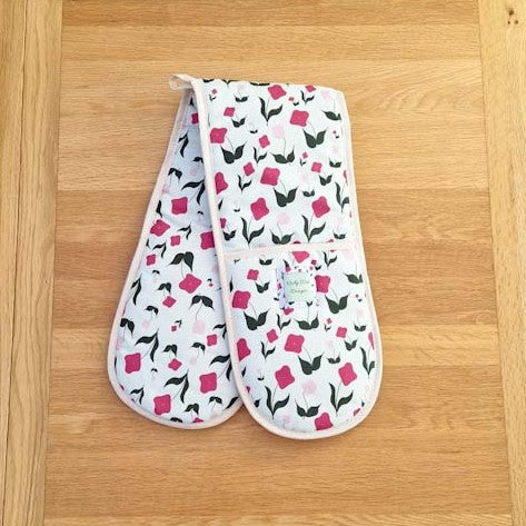 Double oven gloves with First Flowers pattern in Tea Green