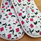 Double oven gloves with First Flowers pattern in Tea Green