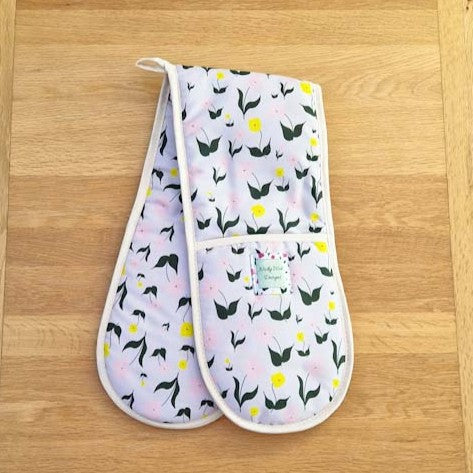Double oven gloves with First Flowers pattern in Lilac Dusk