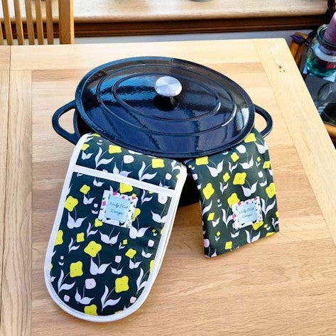 Double oven gloves with First Flowers pattern in Forest Green