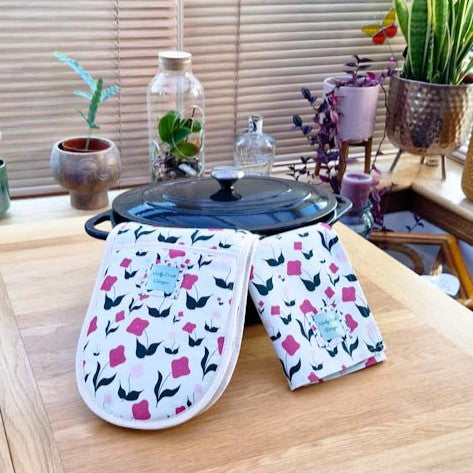 Double oven gloves with First Flowers pattern in Tea Green