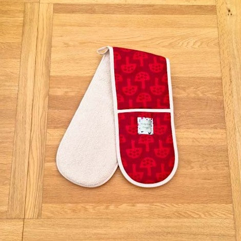 Double oven gloves with Glen Tanar Mushroom pattern in Very Berry