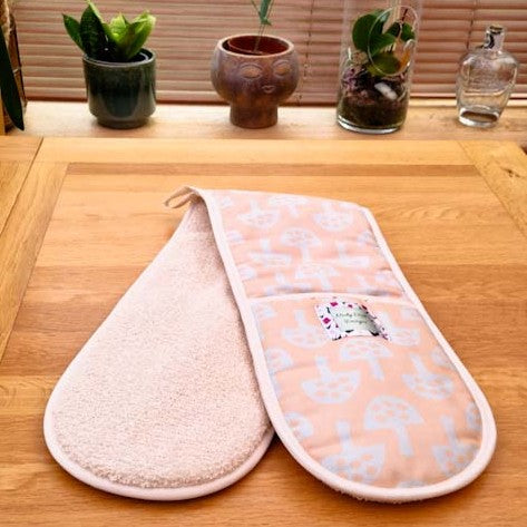 Double Oven Gloves – Glen Tanar Mushrooms (Pale Acorn)