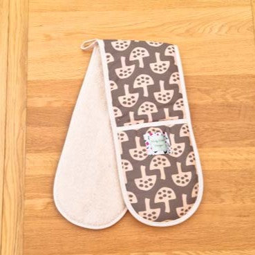 Double oven gloves with Glen Tanar Mushroom pattern in Shiitake