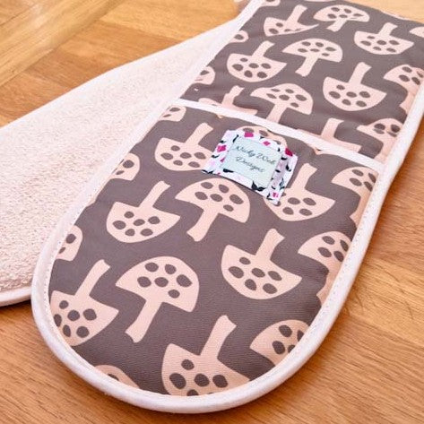 Double oven gloves with Glen Tanar Mushroom pattern in Shiitake
