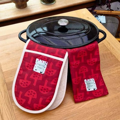 Double oven gloves with Glen Tanar Mushroom pattern in Very Berry