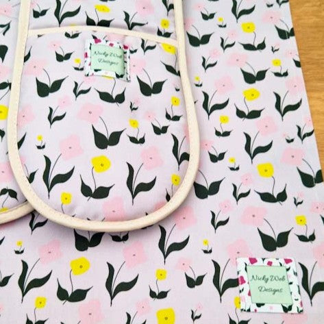 Double oven gloves with First Flowers pattern in Lilac Dusk