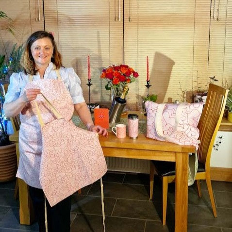 Children’s cotton apron with Million Hearts pattern from Love Collection
